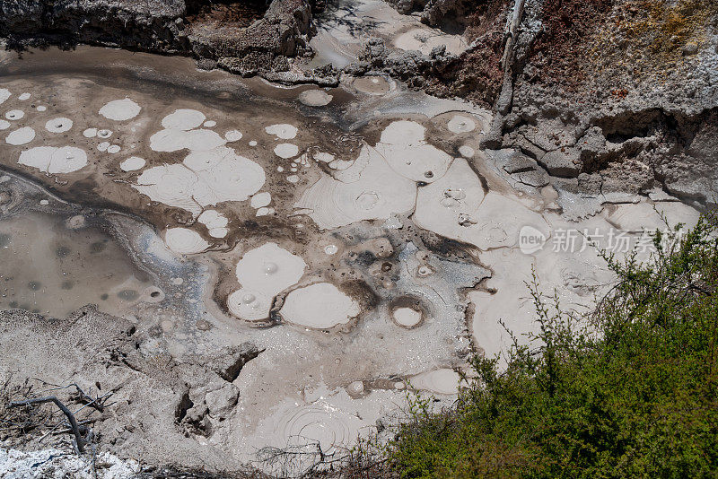 新西兰陶波隐谷的Orakei Korako地热公园和洞穴的泥浆池